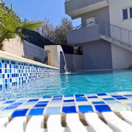 Villa Holiday Apartments Bar Bagian luar foto