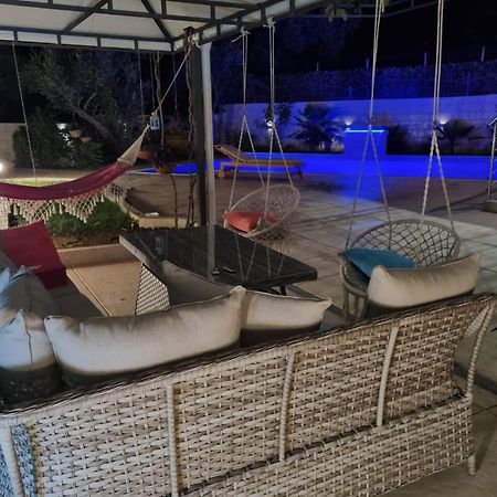 Villa Holiday Apartments Bar Bagian luar foto