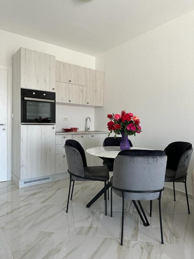 Villa Holiday Apartments Bar Bagian luar foto