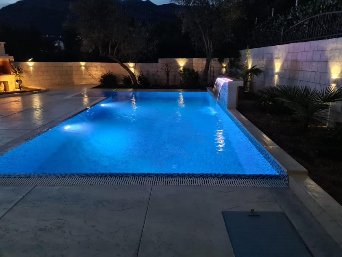Villa Holiday Apartments Bar Bagian luar foto