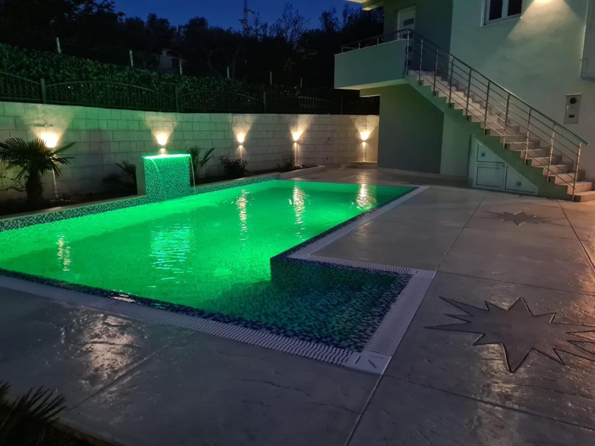 Villa Holiday Apartments Bar Bagian luar foto