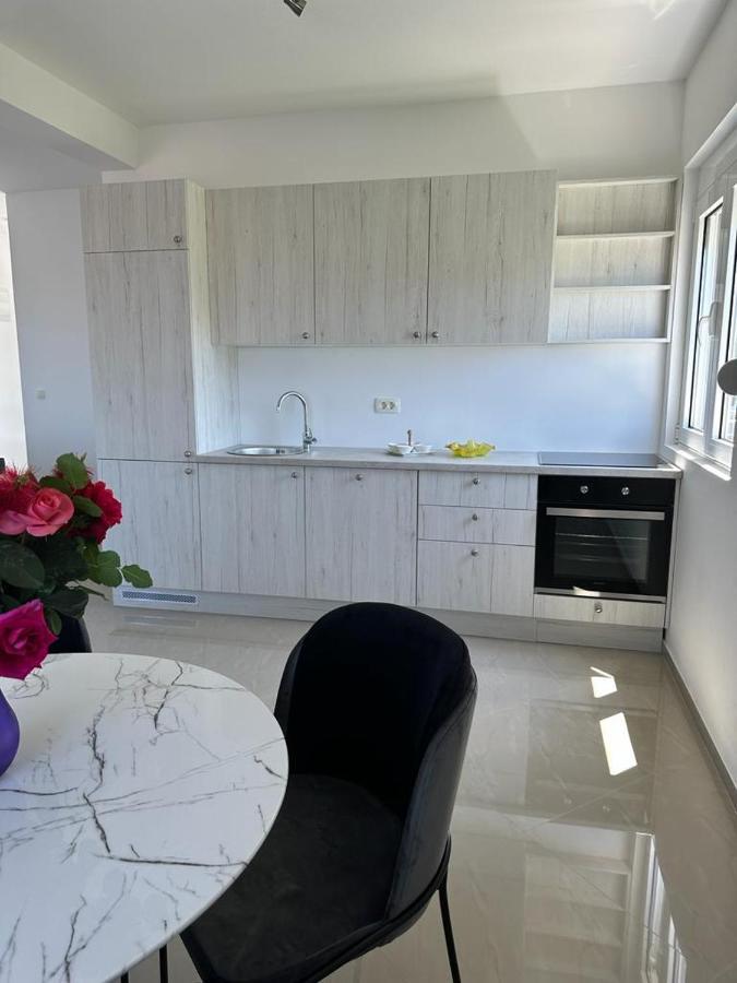 Villa Holiday Apartments Bar Bagian luar foto