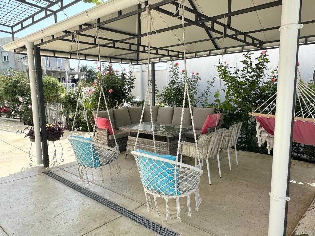 Villa Holiday Apartments Bar Bagian luar foto