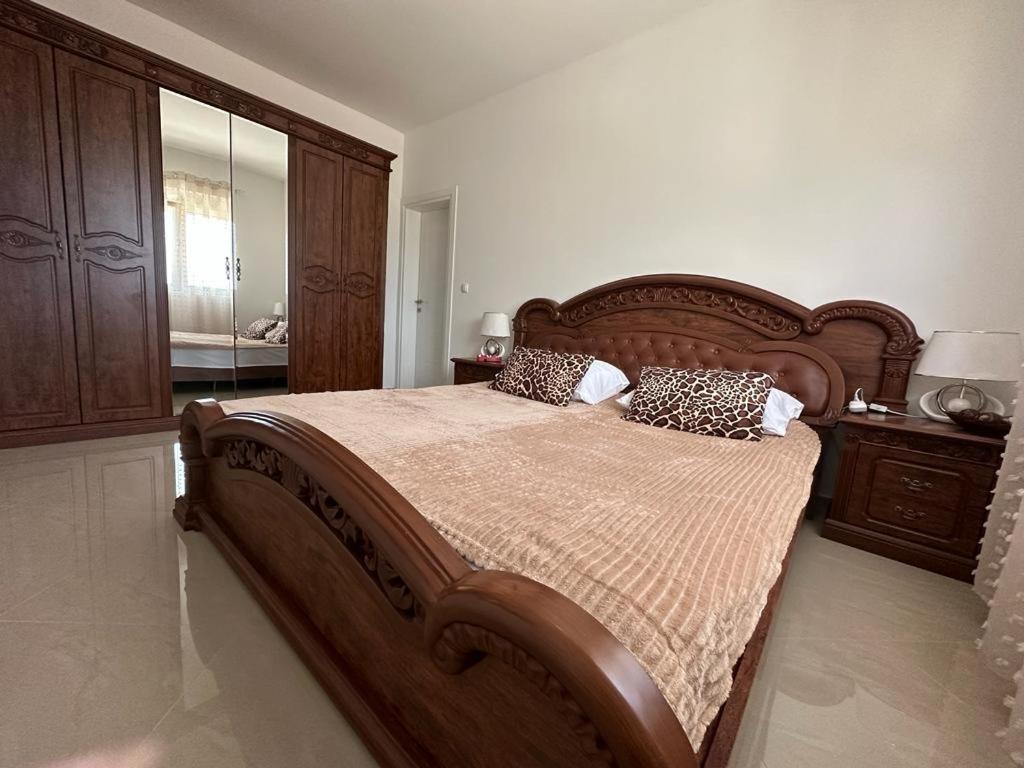 Villa Holiday Apartments Bar Bagian luar foto