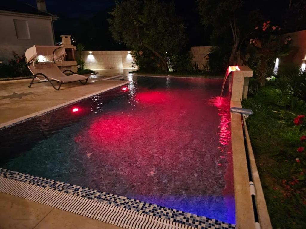 Villa Holiday Apartments Bar Bagian luar foto