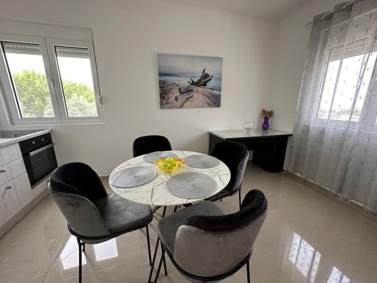 Villa Holiday Apartments Bar Bagian luar foto