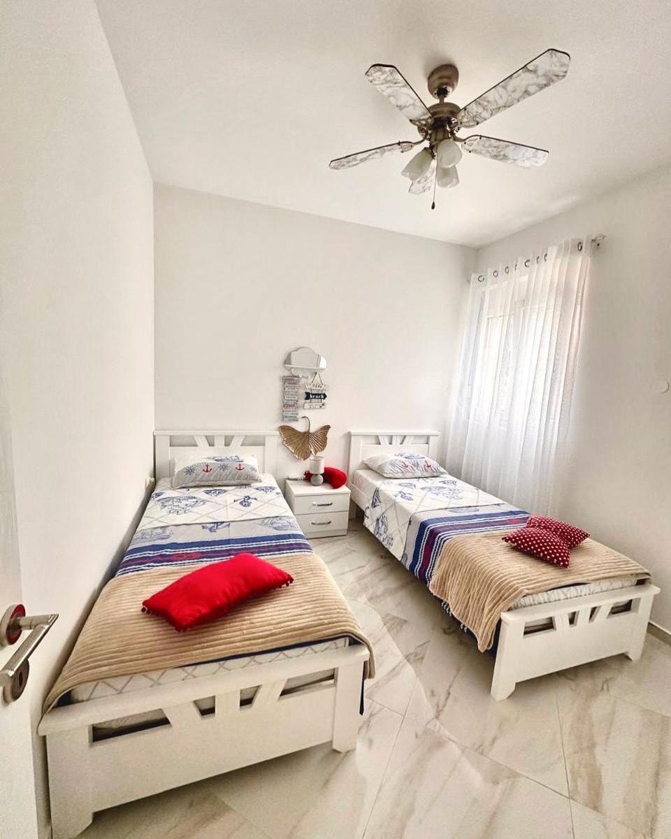 Villa Holiday Apartments Bar Bagian luar foto