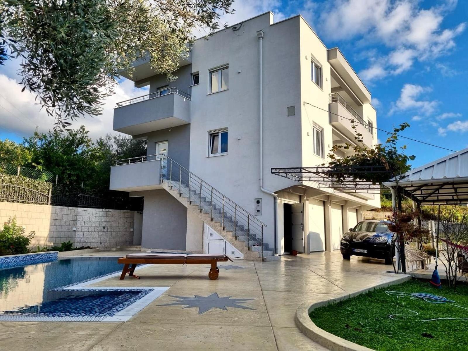Villa Holiday Apartments Bar Bagian luar foto