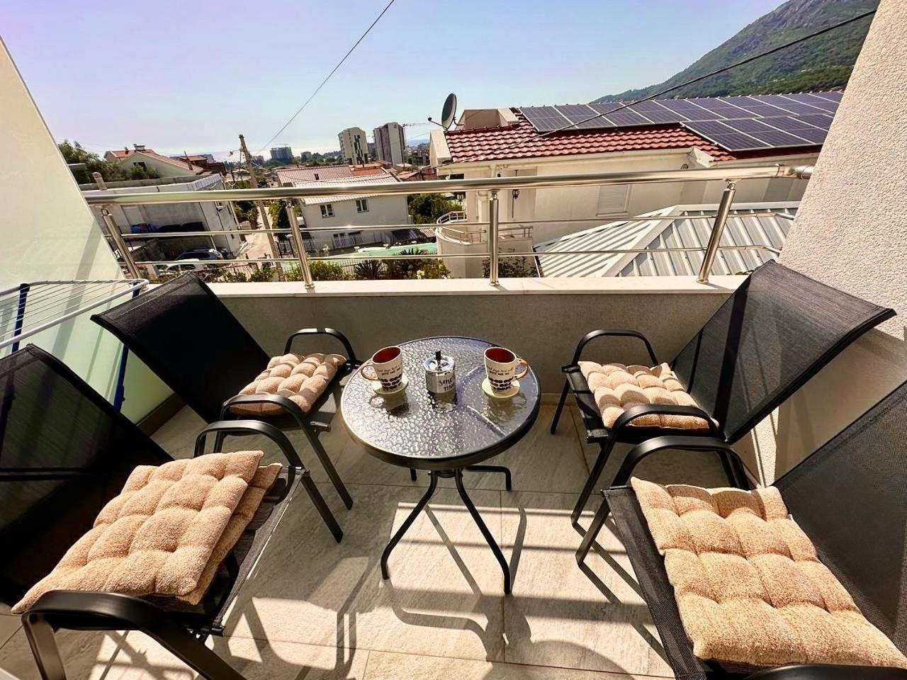 Villa Holiday Apartments Bar Bagian luar foto