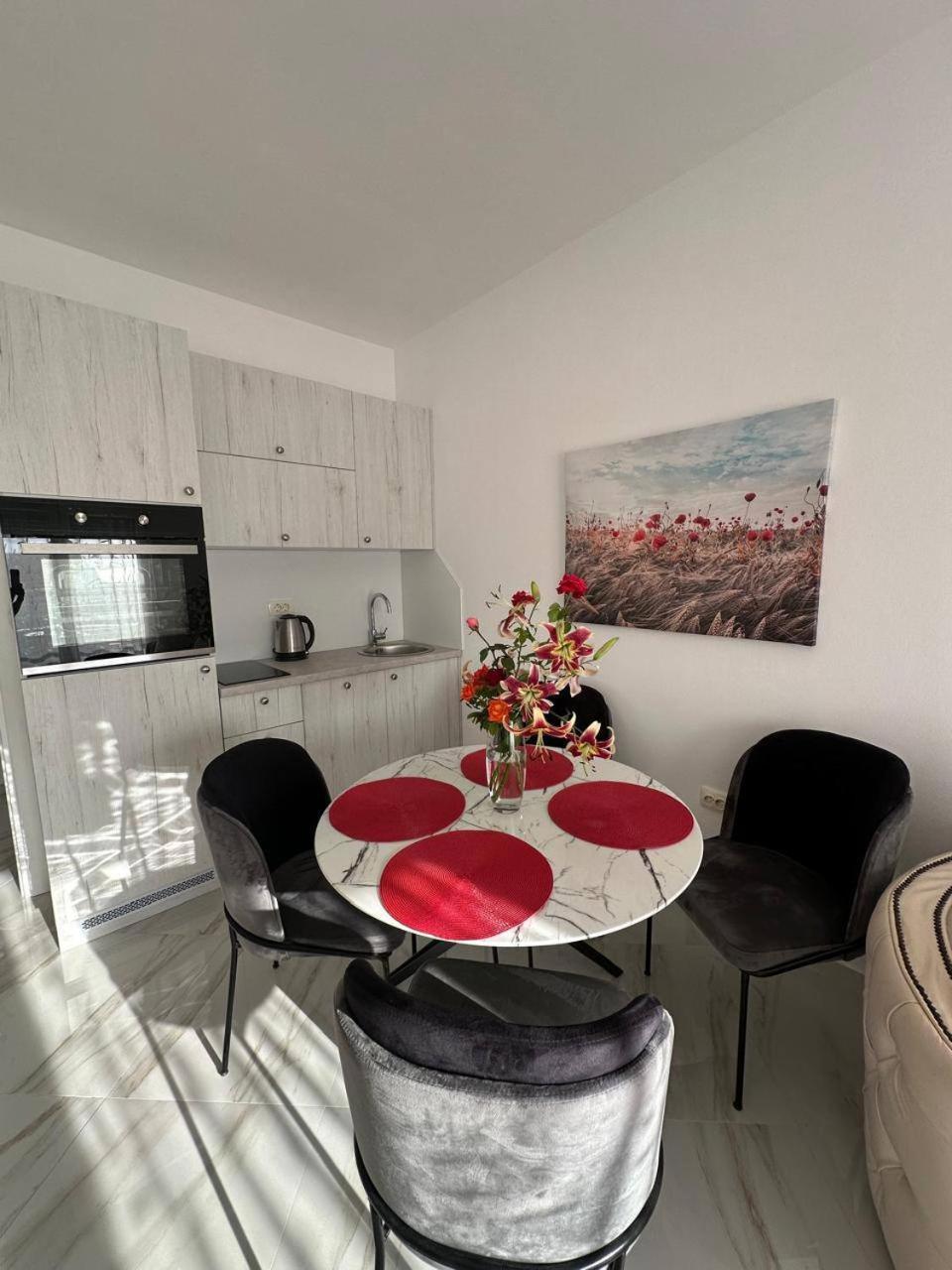Villa Holiday Apartments Bar Bagian luar foto