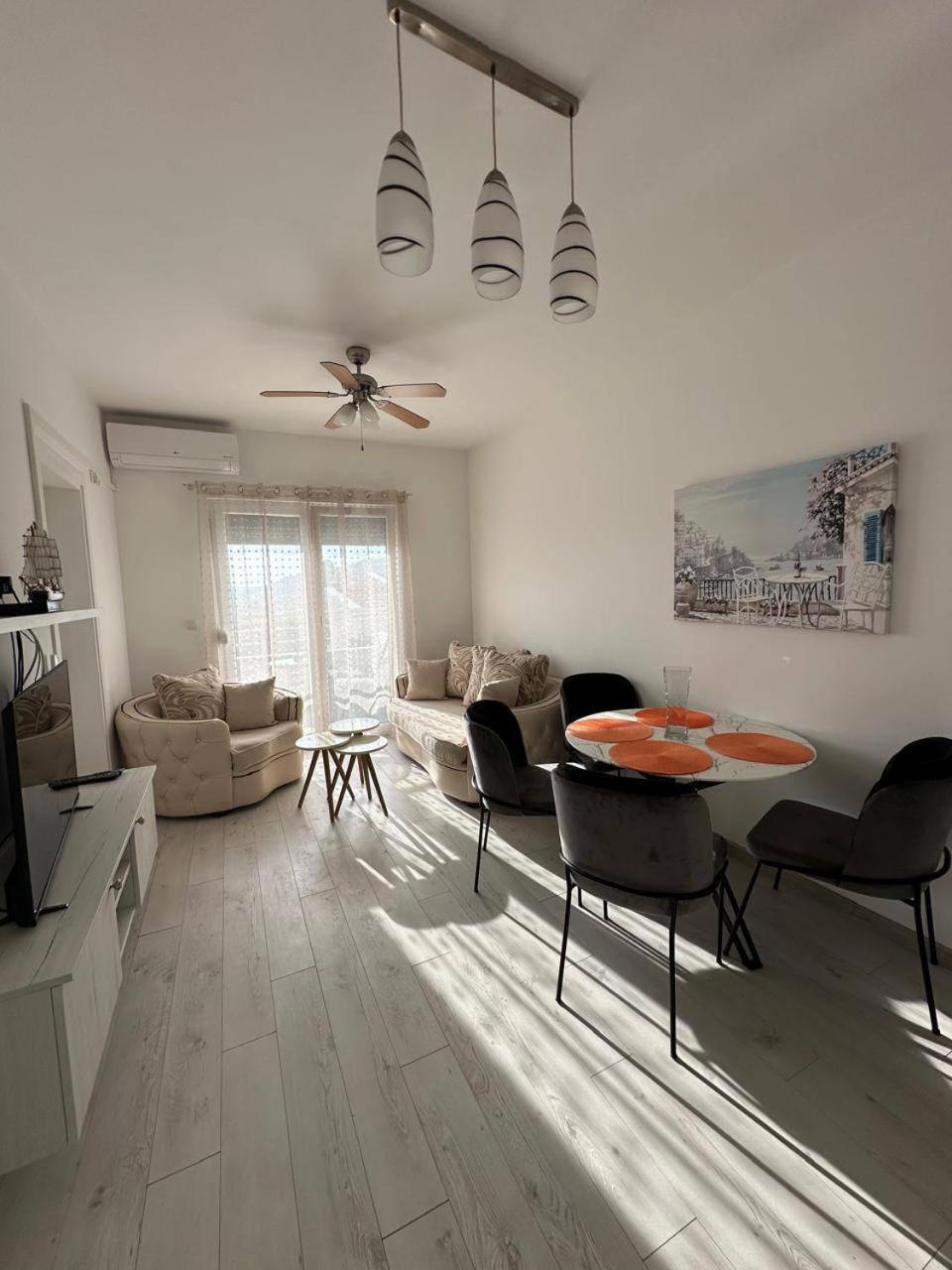 Villa Holiday Apartments Bar Bagian luar foto